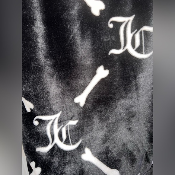 🦴NWT Juicy Couture Pink and Black Plush Throw 50x 70 - Picture 3 of 4